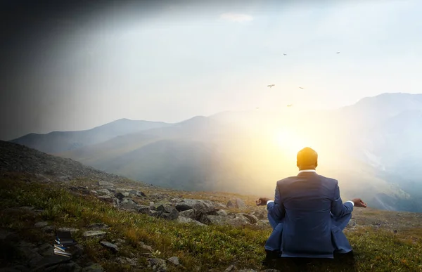 Jovem negro sentado e meditando — Fotografia de Stock