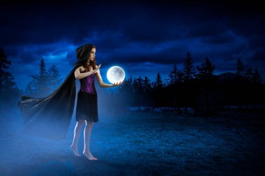 Cadı şapkası ve kostümü giymiş güzel bir kadın. Cadılar Bayramı sanat tasarımı. Karışık ortam