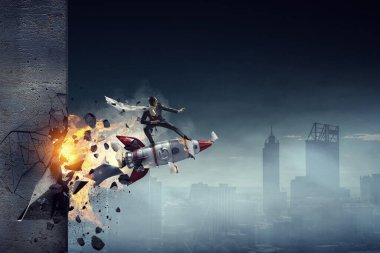 Kararlı iş adamı başarıya giden yolda yangın izleri bırakıyor. Karışık ortam