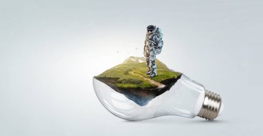 Ampulün üstünde bir uzay adamı. Karışık ortam