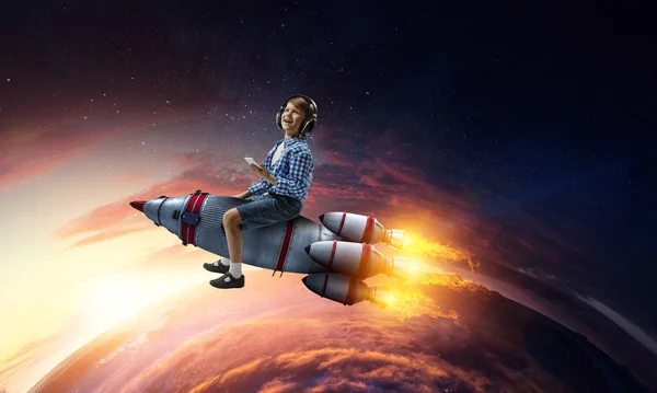 Kind Trägt Kopfhörer Auf Einer Rakete Gemischte Medien — Stockfoto