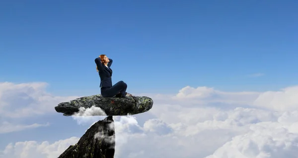 Bella Donna Affari Meditare Mantenere Calma Senza Stress Mezzi Misti — Foto Stock