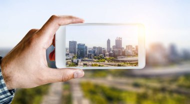 El ele tutuşan akıllı telefon cep telefonu. Karışık ortam