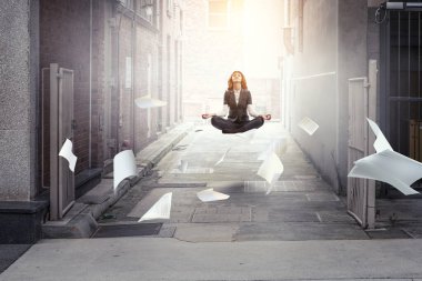 Güzel iş kadını meditasyon yapıyor, sakin ol, stres yok. Karışık ortam