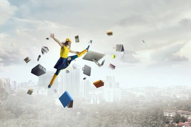 Genç bir kadın havaya zıplıyor. Karışık ortam