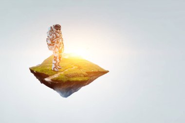 Ampulün üstünde bir uzay adamı. Karışık ortam