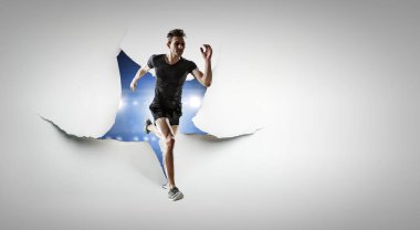 Spor giyimli bir adam spor için koşuyor, spor yapıyor ve sağlıklı bir yaşam sürüyor. Karışık ortam