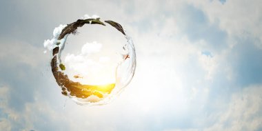 Çimen ve temiz suyla yeşil küre manzarası. Karışık ortam