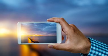 El ele tutuşan akıllı telefon cep telefonu. Karışık ortam