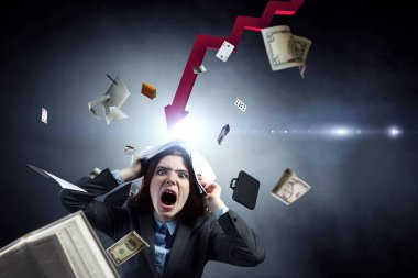 Genç, stresli bir kadın işe kızgın, yüz ifadesiyle belgeleri yırtıyor. Karışık ortam