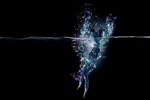 Lustiger Geschäftsmann Schwimmt Unter Wasser Gemischte Medien — Stockfoto
