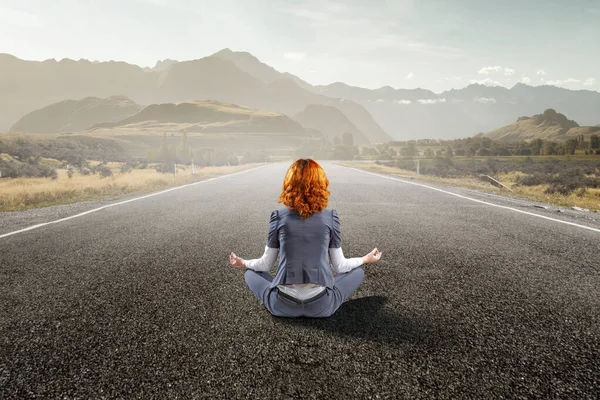 Schöne Geschäftsfrau Beim Meditieren Ruhe Bewahren Kein Stress Gemischte Medien — Stockfoto