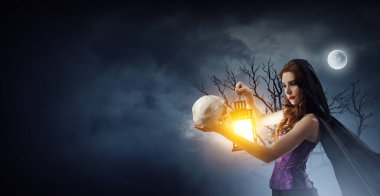 Cadı şapkası ve kostümü giymiş güzel bir kadın. Cadılar Bayramı sanat tasarımı. Karışık ortam