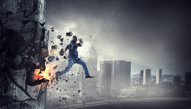 Kararlı iş adamı başarıya giden yolda yangın izleri bırakıyor. Karışık ortam