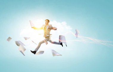 Açık havada zıplayan enerjik iş adamının portresi. Karışık ortam