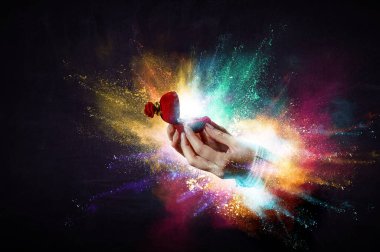 Kapalı eller sürpriz hediye kutusu veriyor. Karışık ortam