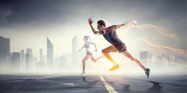 Spor giyimli bir adam spor için koşuyor, spor yapıyor ve sağlıklı bir yaşam sürüyor. Karışık ortam