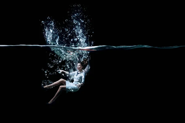 Молодая Деловая Женщина Плавает Водой Смешанные Медиа — стоковое фото