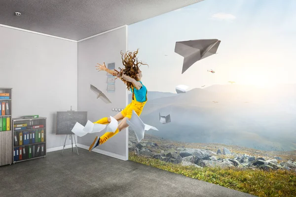 Mujer Joven Saltando Aire Medios Mixtos —  Fotos de Stock