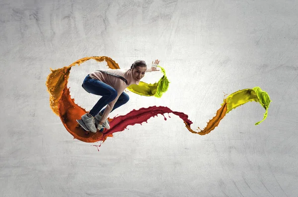 Jeune Femme Chevauchant Son Skateboard Techniques Mixtes — Photo