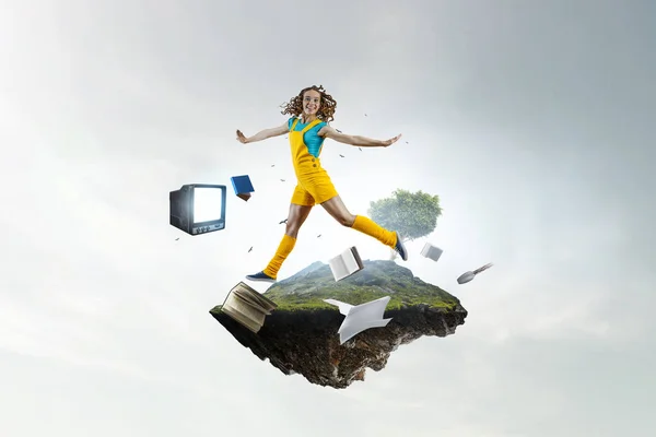 若い女性が空を飛び跳ねている 混合メディア — ストック写真