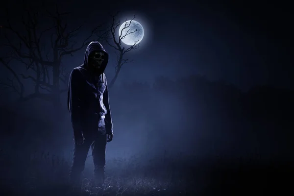 Karanlıkta Duran Korkunç Ürpertici Erkek Canavar Cadılar Bayramı Konsepti Karışık — Stok fotoğraf