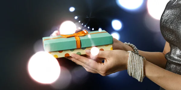 Nahaufnahme Hände Geben Überraschung Geschenk Box Gemischte Medien — Stockfoto