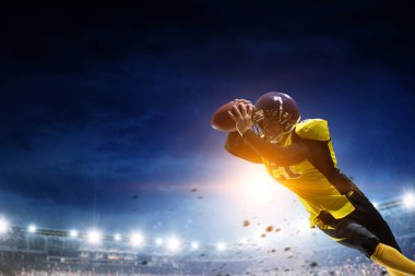 Sahada Amerikan futbolu oynayan bir iş adamı. Karışık ortam