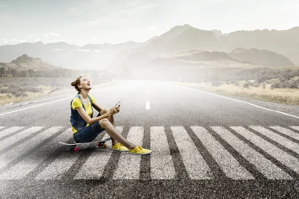 Schöne Junge Mädchen Mit Skateboard Gemischte Medien — Stockfoto