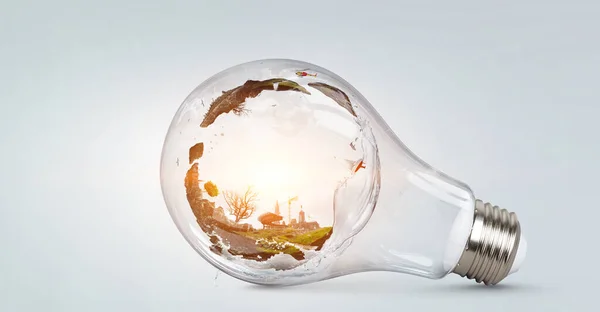 電球のイメージの中の緑の風景 混合メディア — ストック写真