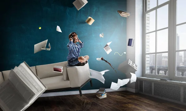 Chico Con Auriculares Medios Mixtos — Foto de Stock