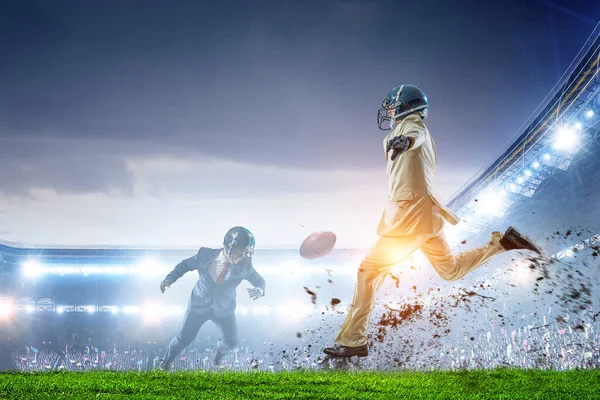 Geschäftsmann Beim American Football Auf Dem Spielfeld Gemischte Medien — Stockfoto