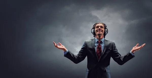 Joven Hombre Negocios Con Auriculares Medios Mixtos —  Fotos de Stock