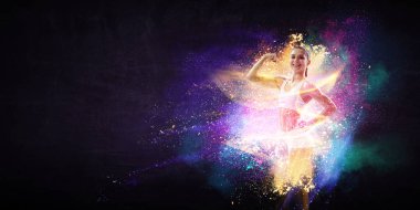 Moda sporu giyen genç ve güzel bir kız egzersiz yapıyor. Karışık ortam