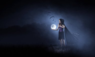 Cadı şapkası ve kostümü giymiş güzel bir kadın. Cadılar Bayramı sanat tasarımı. Karışık ortam