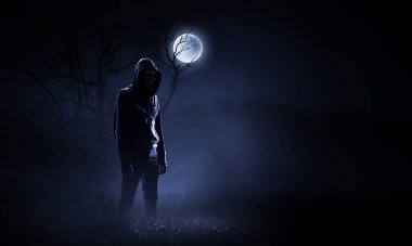 Kapüşonlu bir adamın silueti. karışık ortam