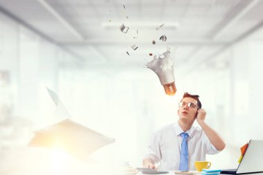 İş ve yenilik kavramı. Karışık ortam