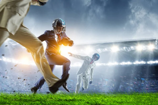 実業家がアメリカンフットボールをしている 混合メディア — ストック写真