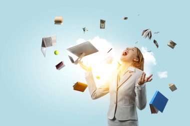 İş eşyalarıyla hokkabazlık yapan genç ve güzel bir iş kadını. Karışık ortam