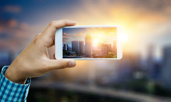 Рука держит смартфон мобильный. Смешанные медиа