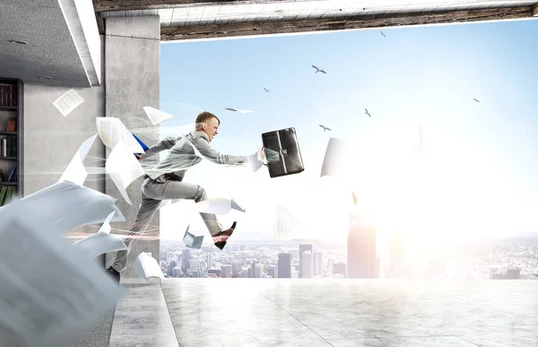 Портрет Энергичного Бизнесмена Прыгающего Открытом Воздухе Смешанные Медиа — стоковое фото