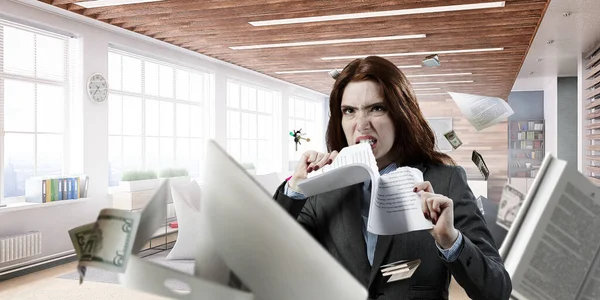 年轻的有压力的女人在工作中发疯 用沮丧的面部表情撕碎文件 混合媒体 — 图库照片