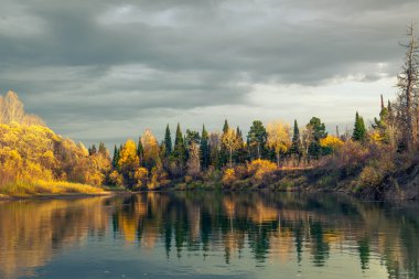 vahşi Sibirya Tayga, sonbahar günbatımı