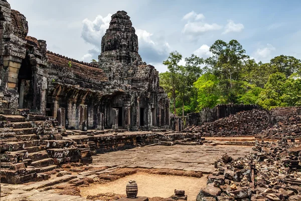Ruinerna i angkor thom templet i Kambodja — Stockfoto