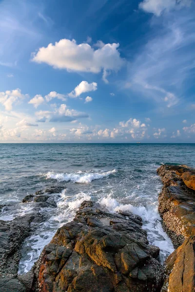 A costa rochosa do Mar de Andamão — Fotografia de Stock