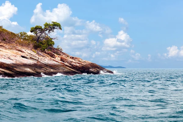 Scogliera rocciosa e il mare — Foto Stock