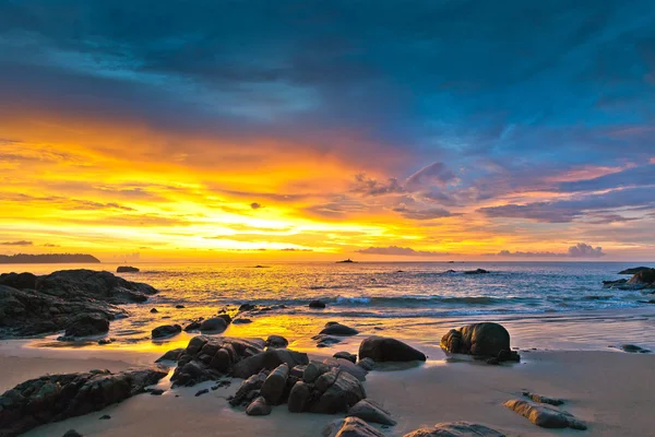 Pôr do sol colorido sobre o mar — Fotografia de Stock