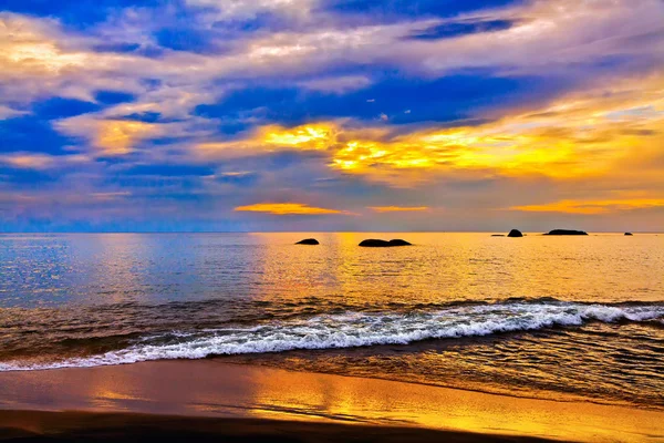 Farbenfroher Sonnenuntergang über dem Meer — Stockfoto