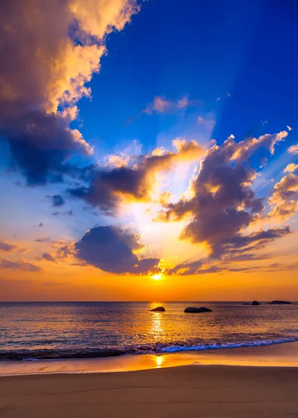 Colorido atardecer sobre el mar — Foto de Stock