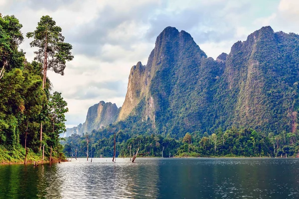Cheow lan sjön. Khao sok nationalpark. Thailand. — Stockfoto